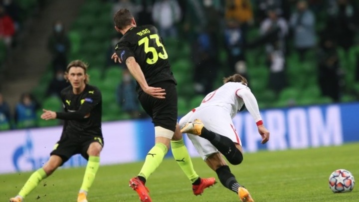 Получил травму на поле: Краснодарские врачи оказали экстренную помощь защитнику Севильи