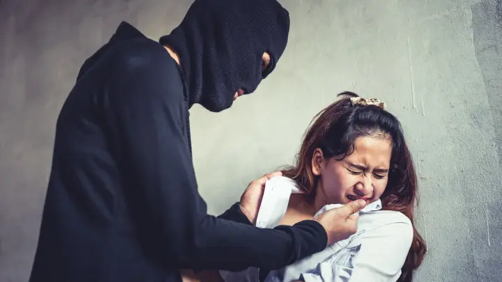 Хотел убить врача: в Иркутске мужчина с ножом напал на сотрудников больницы, двое тяжело ранены