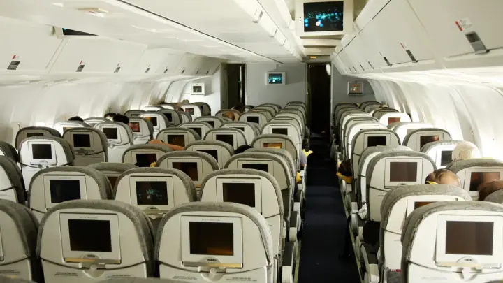 Без еды и воды: Более 180 русских туристов застряли в Абу-Даби из-за атаки дронов на Москву