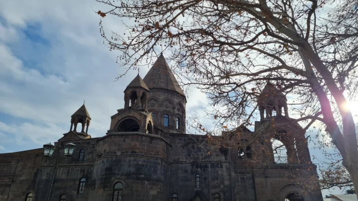 Около резиденции Католикоса в Армении снова начались стычки между священниками и спецназом