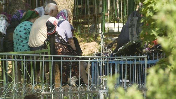 Мэрия испортила самарцам Радоницу: километровые очереди и марш-броски на кладбище Рубежное