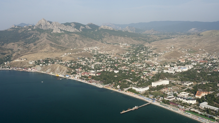 Туристы из Екатеринбурга застряли на размытом пляже в Коктебеле из-за затяжного дождя