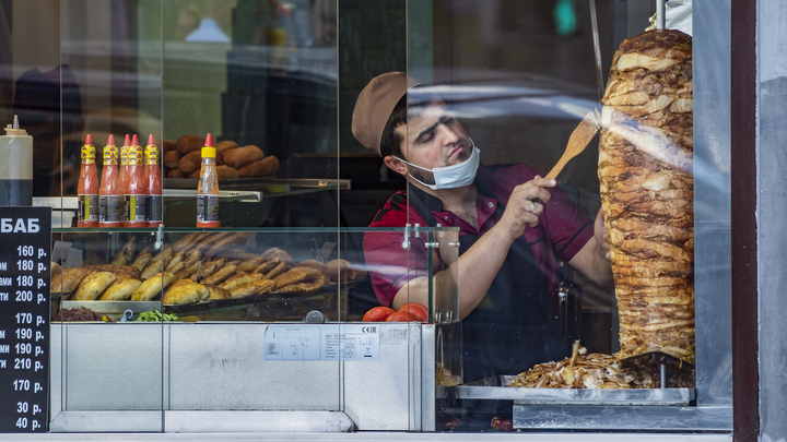 Идеальное сочетание мяса, овощей, лепёшки и соуса: китаец назвал шаурму лучшей уличной едой России