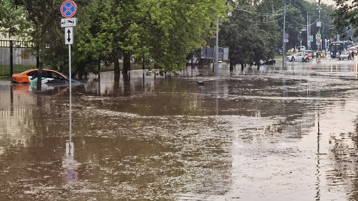 Потоп в Дагестане: Вода сбивает с ног и уносит людей - видео
