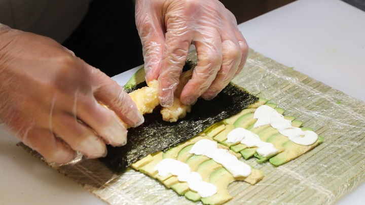В суши-баре в Тбилиси нахамили посетительнице из-за русского языка: Езжай в свою дыру