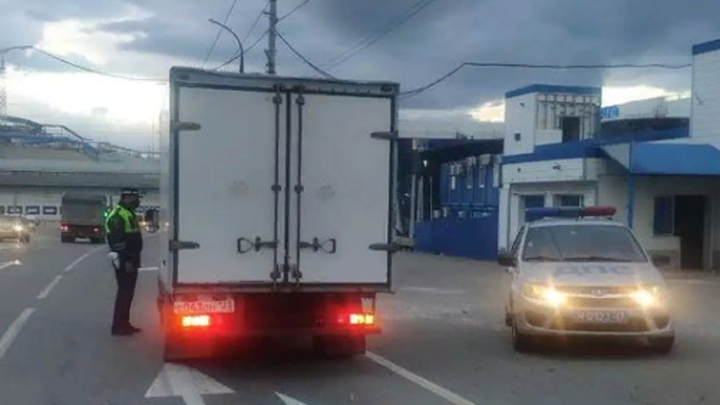 На трассе между Геленджиком и Новороссийском ограничили движение грузовиков из-за сильного ветра