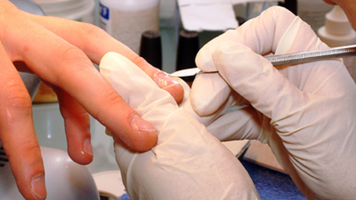 От ВИЧ до онкологии: Косметолог перечислила главные опасности маникюра