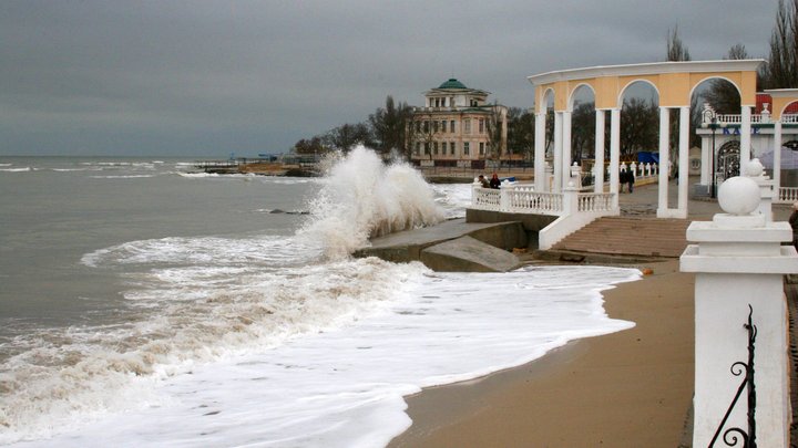 В Сочи запретили купание на пляжах из-за риска образования смерчей