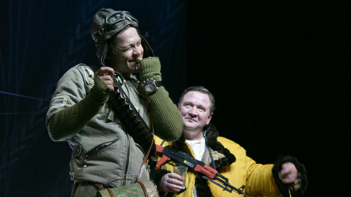 Взял и плюнул на могилы: Актёр Роман Мадянов о побеге испуганных патриотов