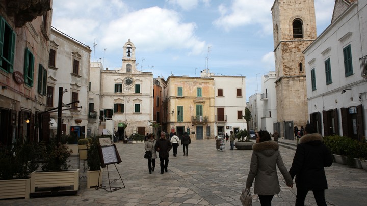 У нас тоже есть сердце: Угонщики вернули машину больной старушке