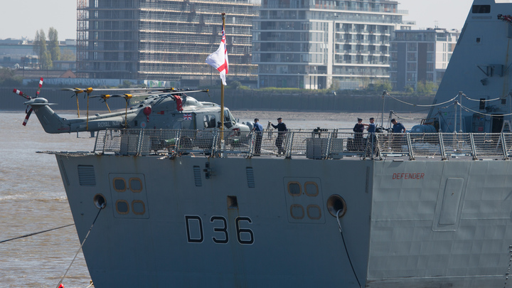 Французы не поверили в наивность эсминца Defender: Опасная игра