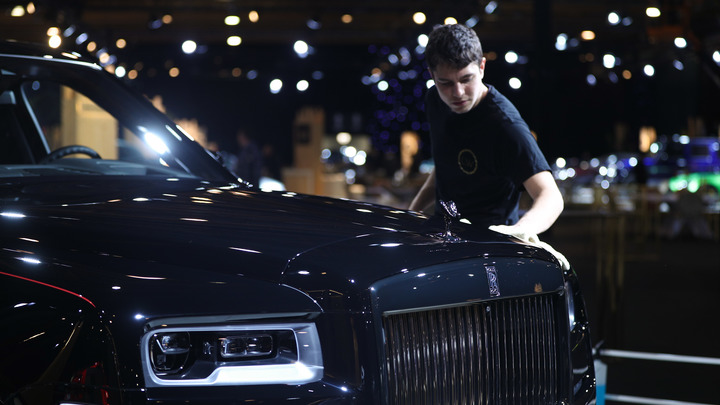 Названа цена Rolls-Royce Cullinan Black Badge, который начали продавать в России