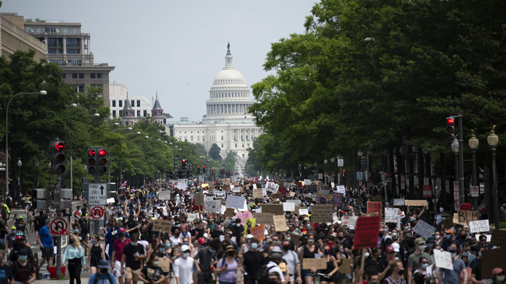 Главная ненавистница Трампа еле встала после акции на коленях в конгрессе