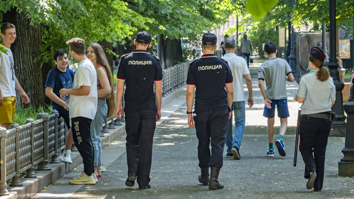 Раскидывающие фальшивые доллары на Патриарших прудах заплатят штраф