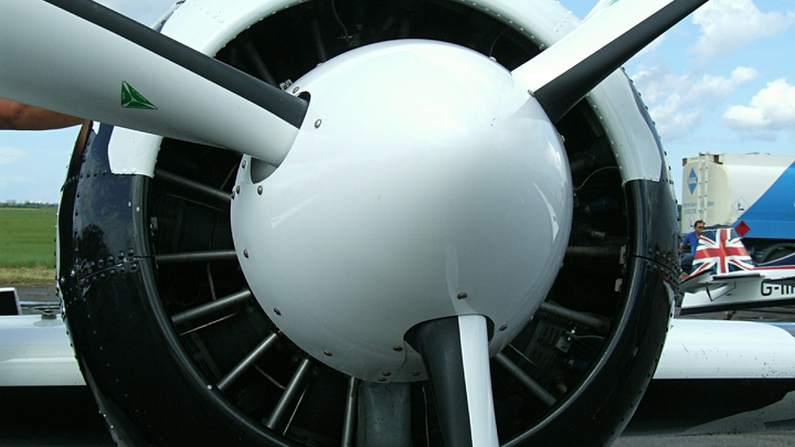 На Украине самолёт рухнул на жилой дом. Есть жертвы - видео