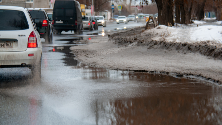 Вода льётся через обочину: в Северском районе затопило трассу