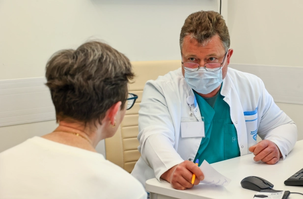 Думала, просто болит рука. Оказалось - рак: Британка пришла к врачу и услышала неожиданный диагноз