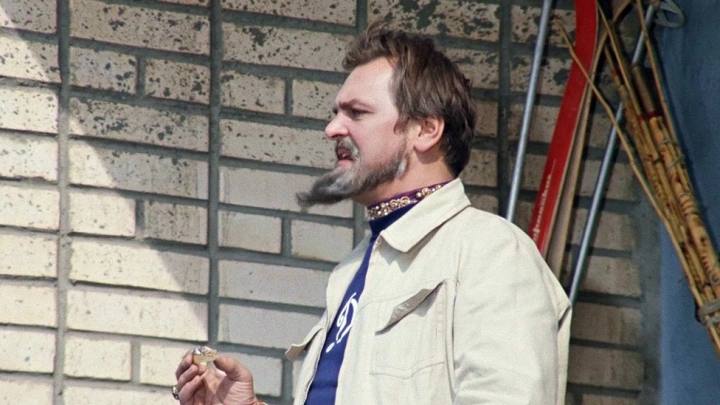 Человек упал на козырёк подъезда «Дома Шурика» в центре Москвы