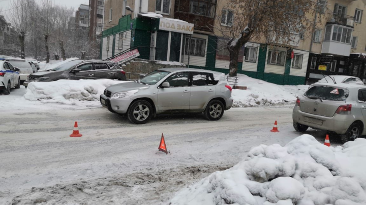 13-летний мальчик попал под колёса Toyota Vitz в Новосибирске