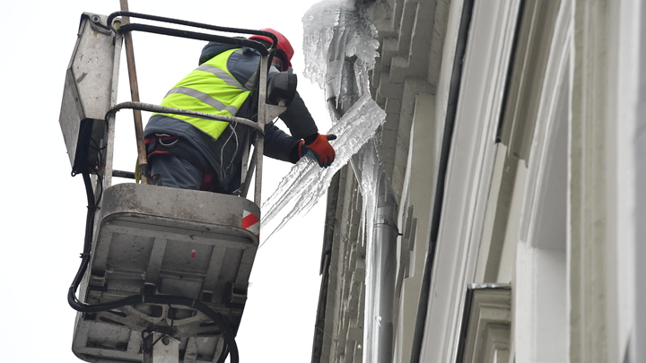 Коммунальщики в Петербурге ищут деньги на борьбу с сосульками-убийцами