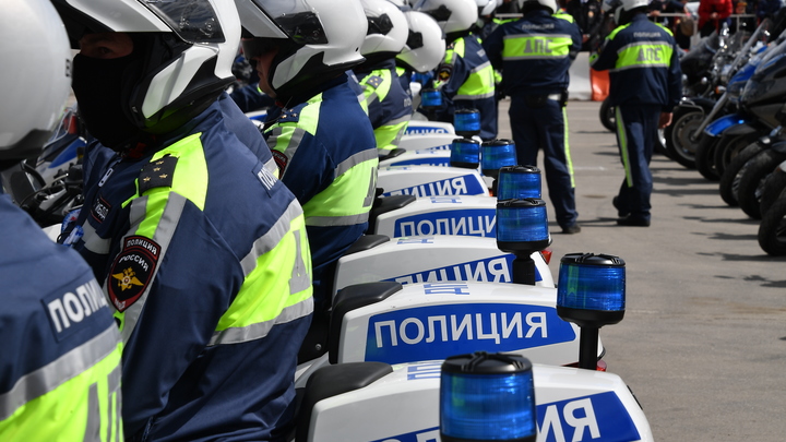 Женщина на Мерседесе сбила полицейского на мотоцикле в центре Москвы