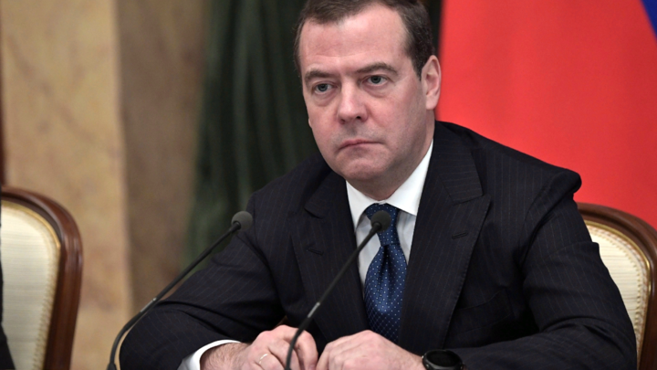 Медведев озвучил цель Запада на Украине: Одолеть Россию чужими руками