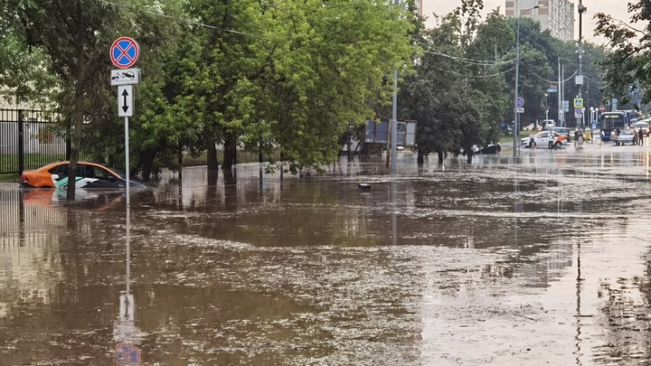 Непогода лишила света десятки тысяч человек на Кубани, детей спасали из лагерей