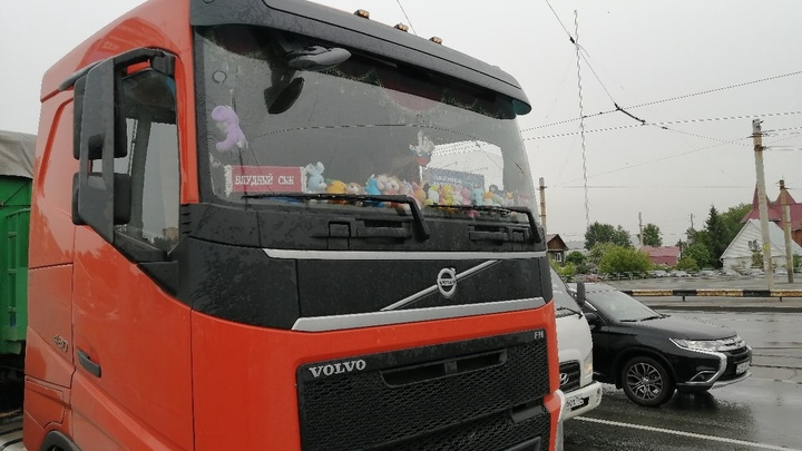 В Екатеринбурге отходы из перевернувшегося контейнера мусоровоза высыпались на дорогу