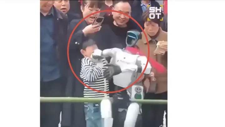 Есть видео, как танцующий робот Unitree напал на ребёнка в Китае