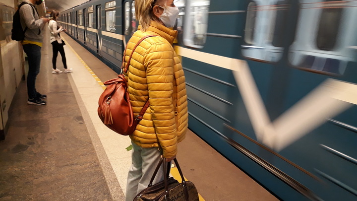 Видео: в Санкт-Петербургском метро из-под состава спасли упавшего пассажира