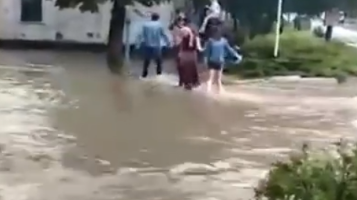 В Анапе вновь прошёл мощный залповый ливень. Улицы превратились в бурные реки