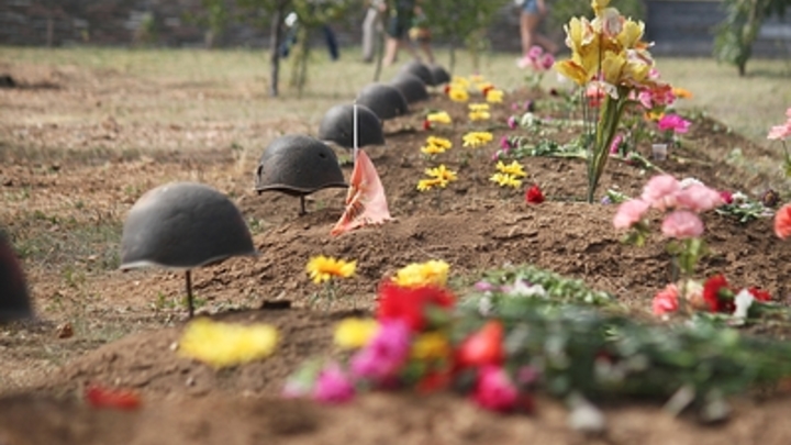 Уже не скрывают? Военный атташе США приехал мирить Донбасс с нашивкой радикалов