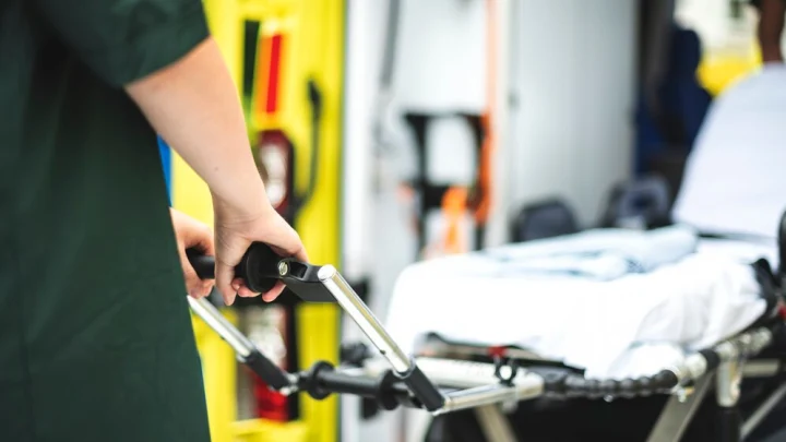 В США поезд протаранил лимузин похоронного бюро