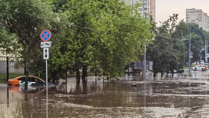 На Ялту обрушился мощный ливень: Машины и пешеходы плывут по затопленным улицам