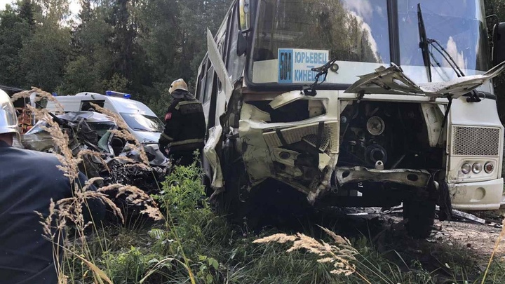 Виновник аварии с рейсовым автобусом был лишен права управлять машиной на 16 лет!