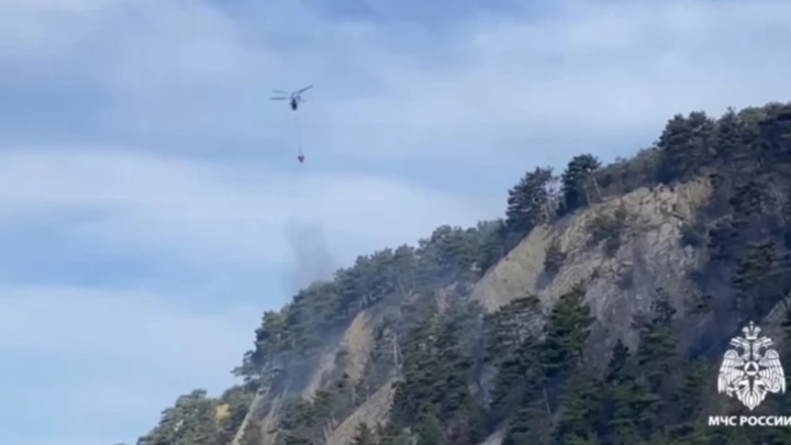 К тушению пожара в бухте Инал привлекли вертолет