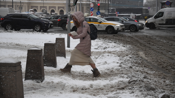 В массовом ДТП из-за первого снегопада под Екатеринбургом столкнулись 6 машин