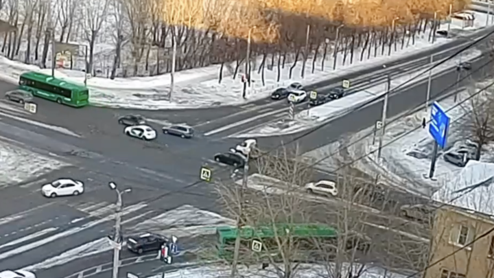 В Челябинске пассажирский автобус повредил два автомобиля на перекрёстке