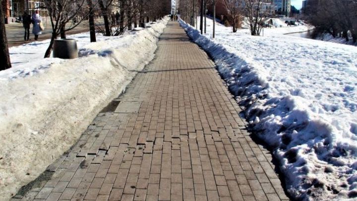 На улице Горького в Екатеринбурге развалилась новая плитка