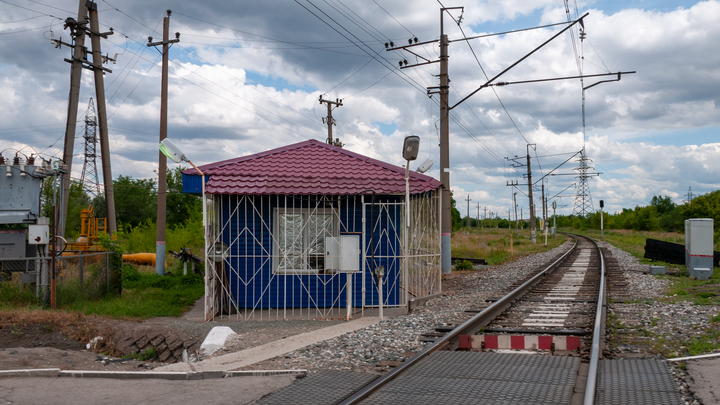В Новосибирской области товарняк врезался в КАМАЗ
