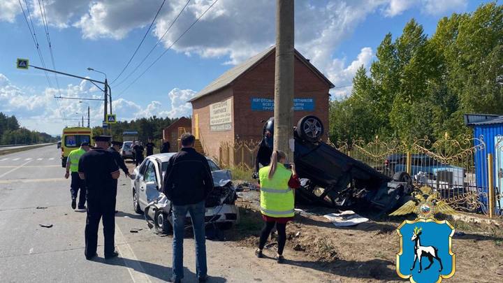 В Тольятти ВАЗ после столкновения с иномаркой отбросило в столб. Двое погибли