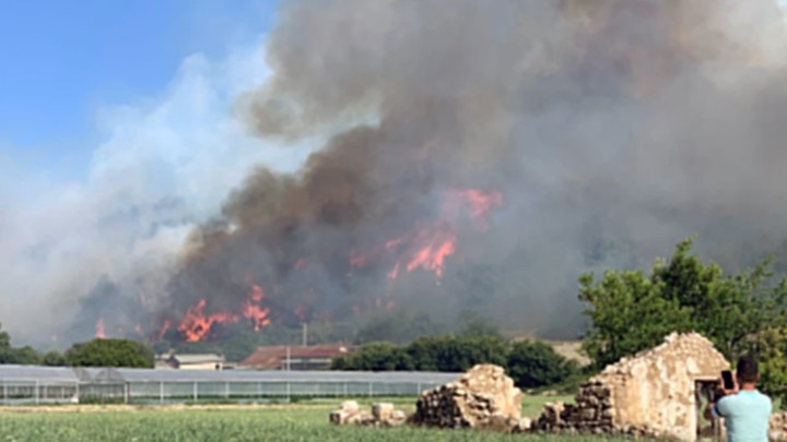 Русские туристы дышат гарью: Лесные пожары подобрались к курортам в Турции