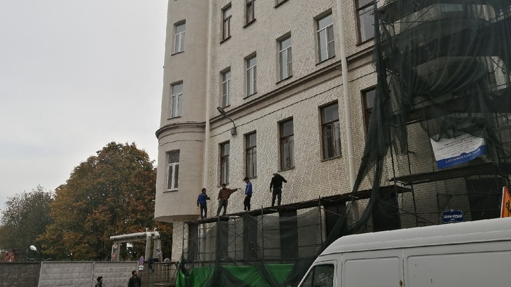 Нет денег на плитку - нарисуем! Жители Санкт-Петербурга возмущены реконструкцией дома 1913 года
