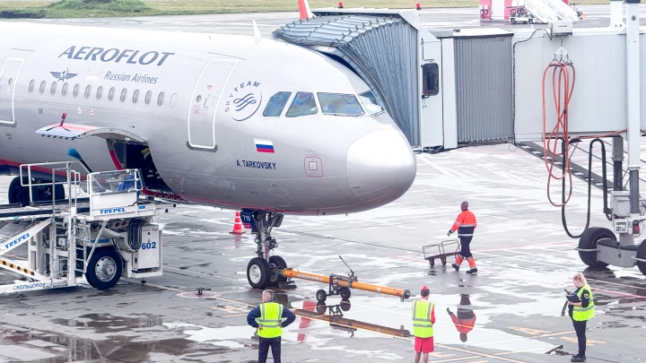 Пассажиры рейса Москва-Сочи, экстренно севшего в Саратове, не могут вылететь из-за угрозы дронов