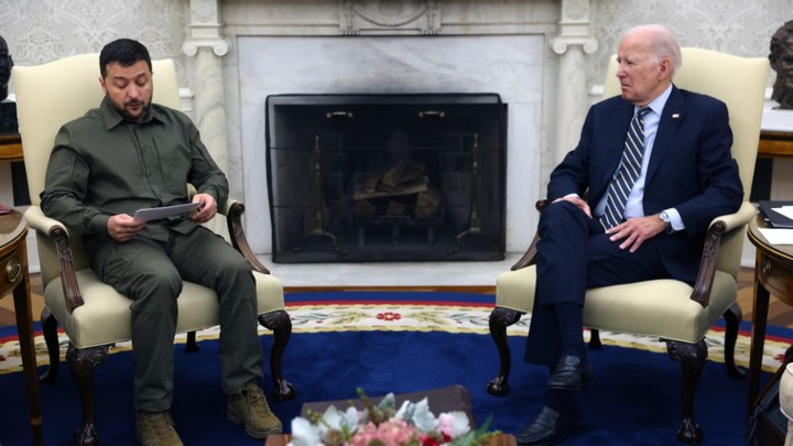 Следите за мимикой и руками: Зеленского и Байдена высмеяли за пресс-конференцию