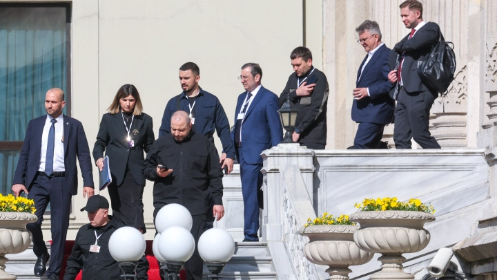 Тайный слушатель на переговорах: В Стамбуле заметили странное поведение украинской делегации