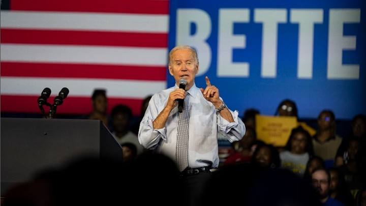 В США более половины избирателей против Байдена. Его политика причиняет вред - Exit poll