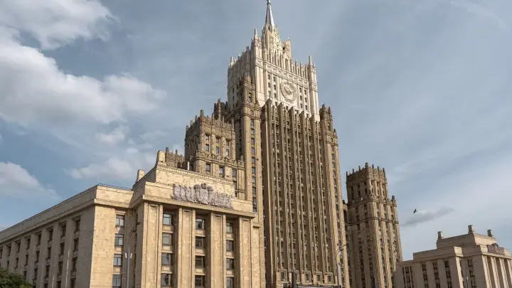 AP: МИД России начал эвакуацию семей дипломатов из Венесуэлы