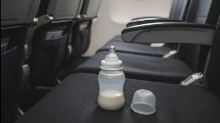 Сотрудница аэропорта Иркутска отобрала у пассажирки молоко для грудного малыша