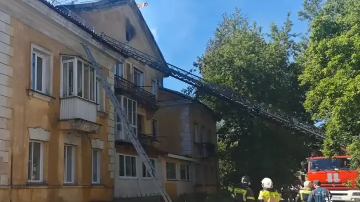Два человека пострадали при пожаре в двухэтажке в Новосибирске